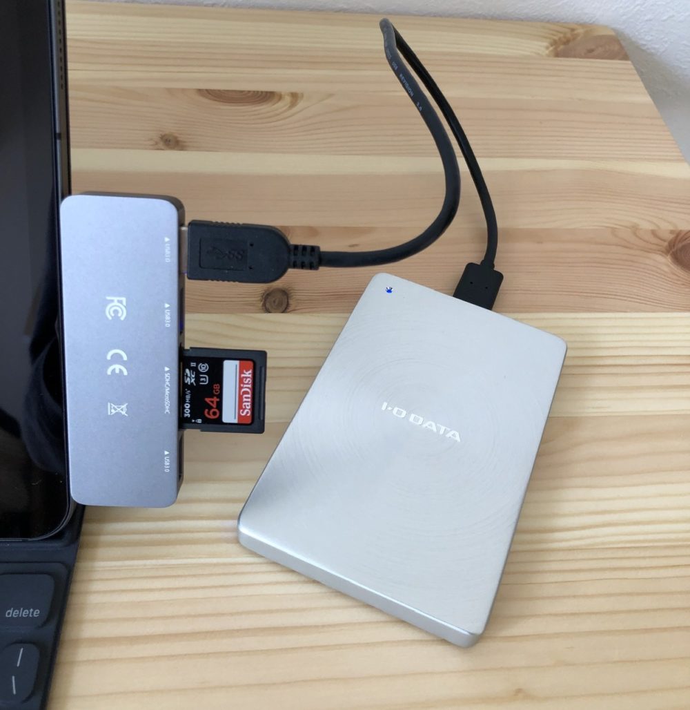 SDカードと外付けドライブをiPad Proに接続