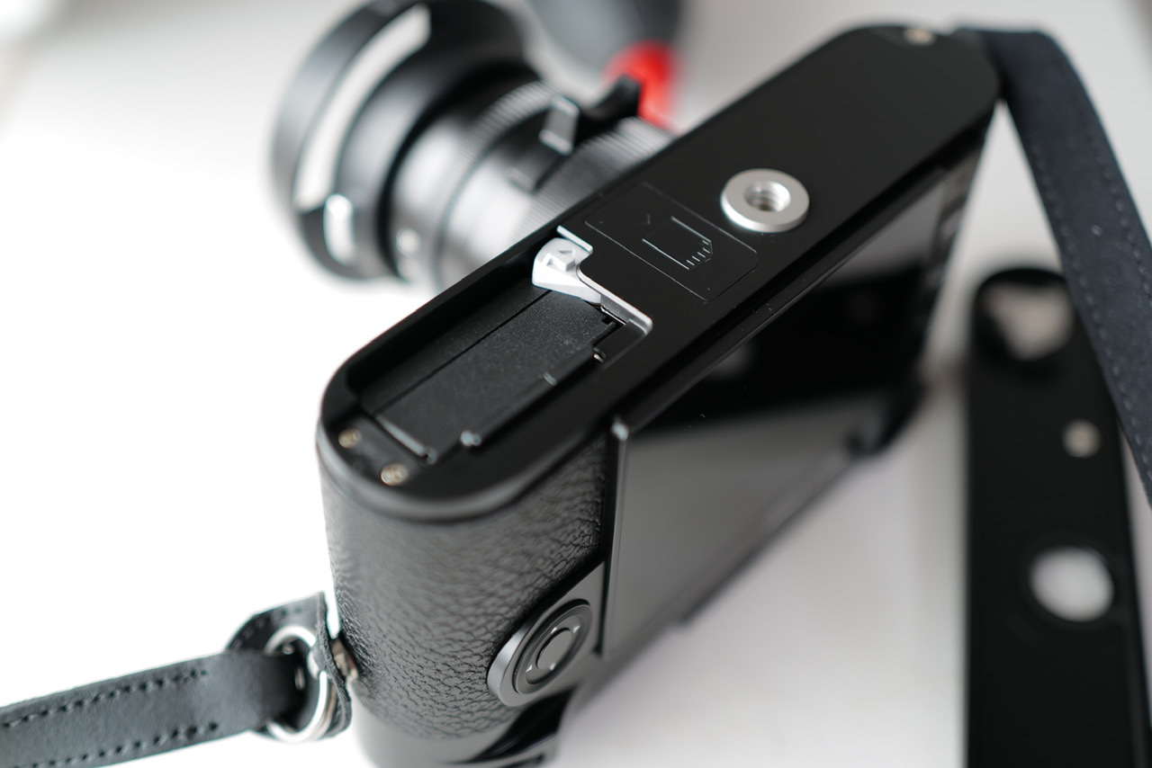 Leica M10-R black paintへバッテリとSDカードを