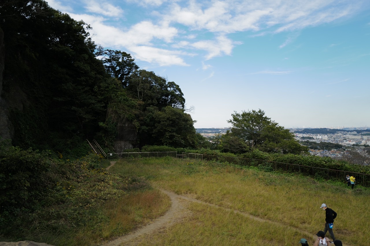 鷹取山 展望台への階段は左側の入り口