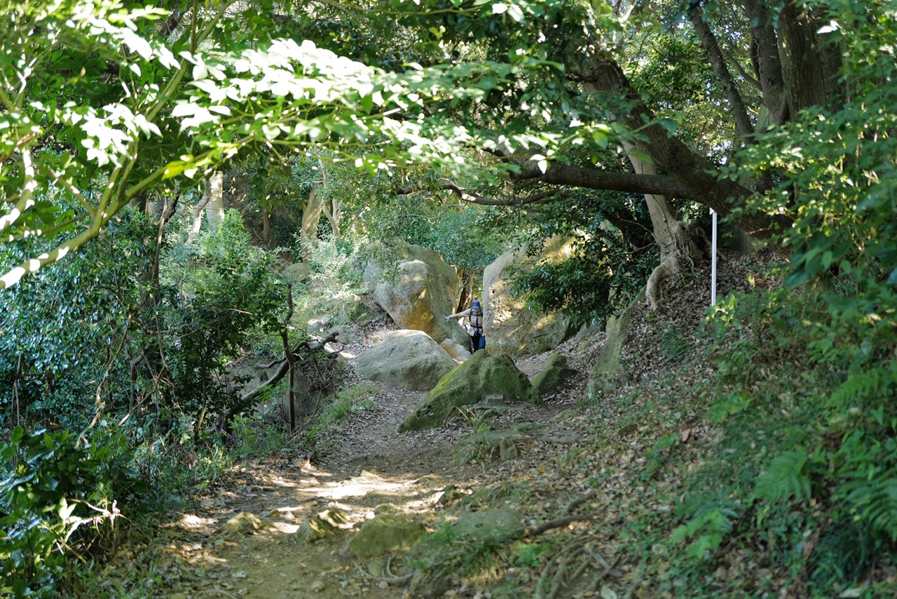 岩の間を通過 鷹取山