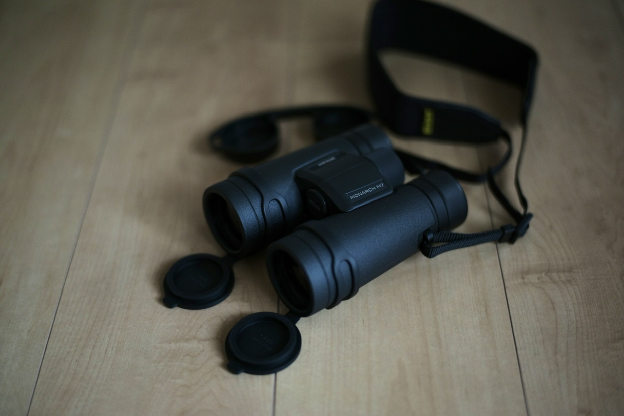 ニコン モナーク M7 8×42 (Nikon Monarch) ストラップ取り付け