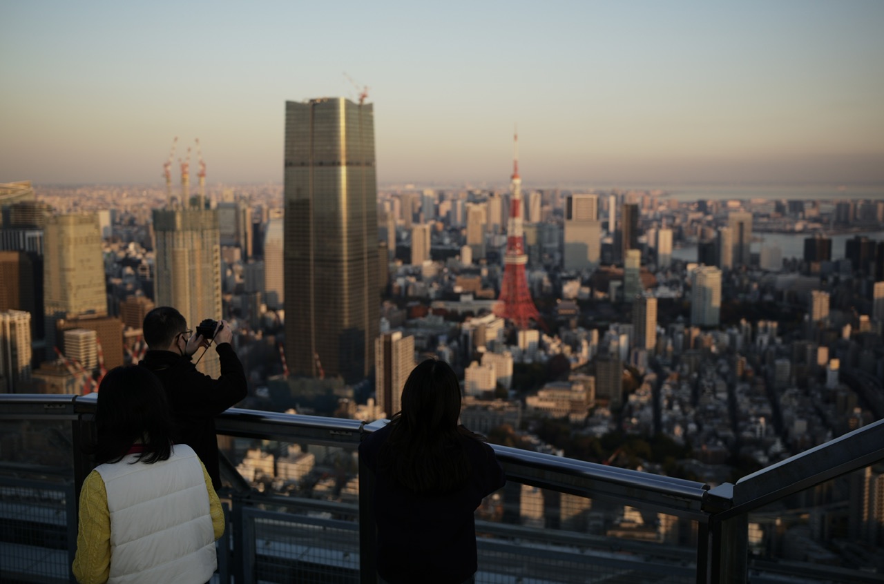 六本木ヒルズ スカイデッキ 東京タワーを眺める人