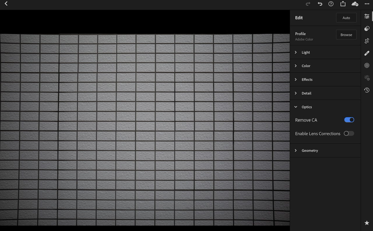 Lightroom iPad Proでレンズ補正を切った状態。周辺の歪曲収差が戻る
