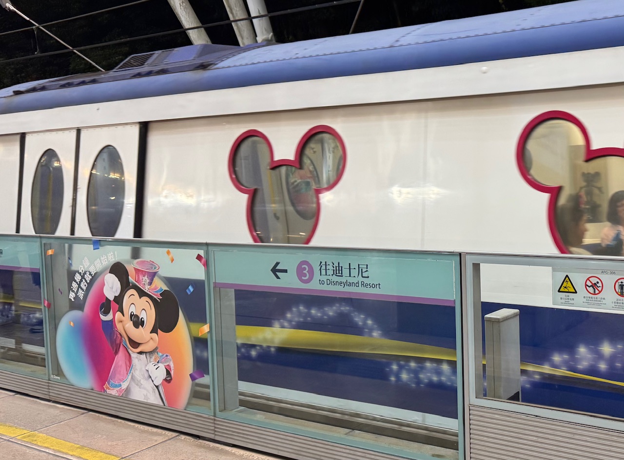 香港 ディズニーランド行きの電車