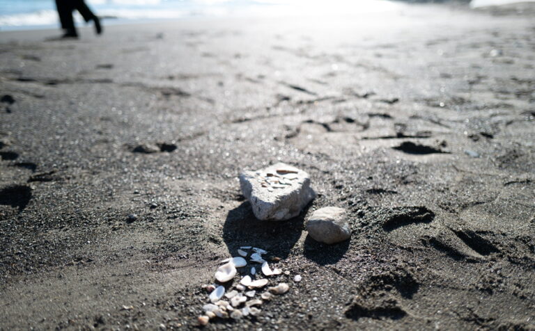 鴨川グランドホテル 前の砂浜